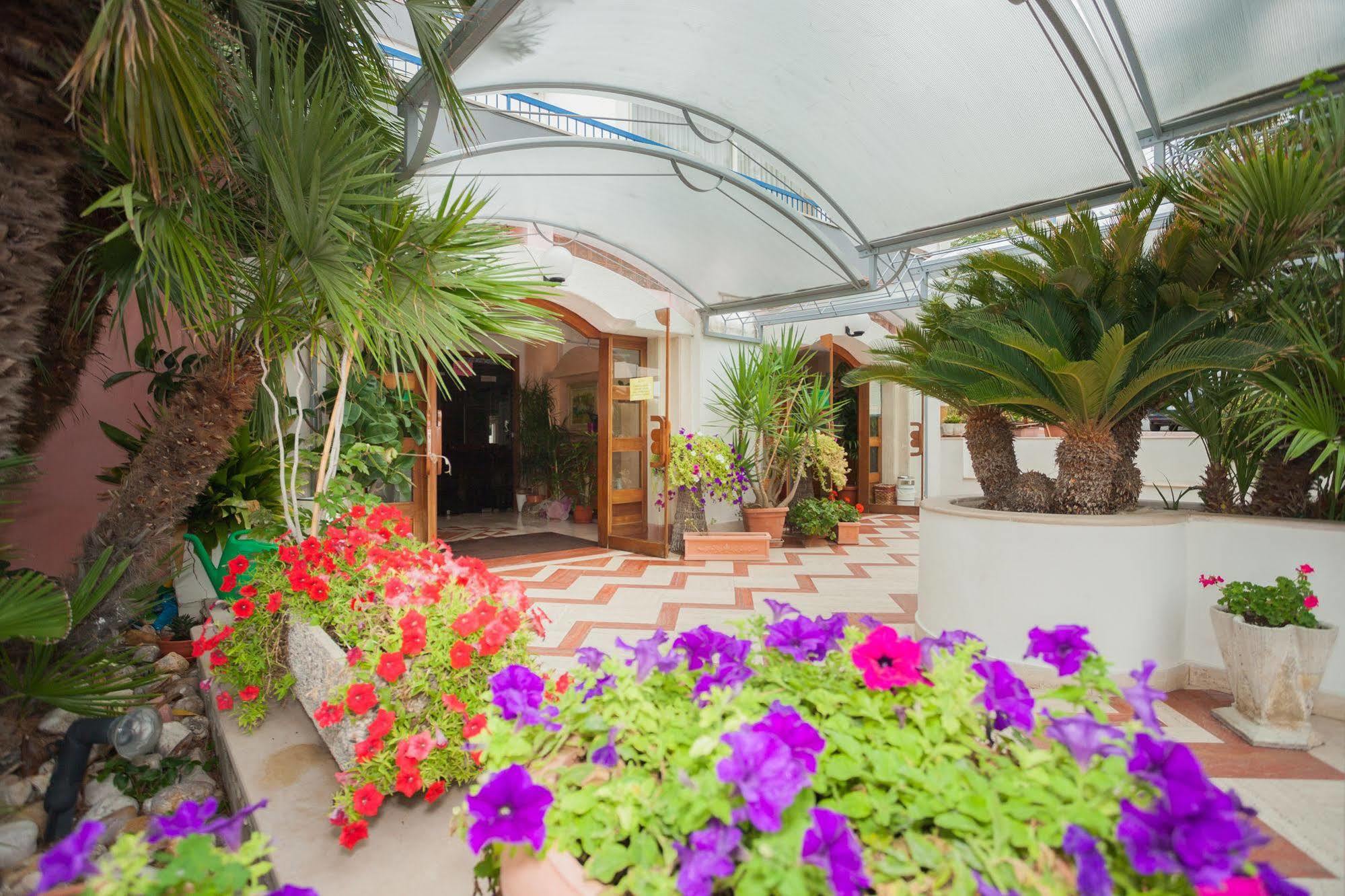 Hotel Baia Santa Barbara Rodi Garganico Exterior foto
